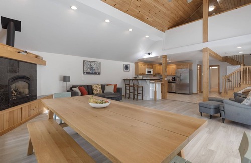 Gray House | Lakeside Living wsandy beach, gas fireplace -easy 25 minute commute to Portland