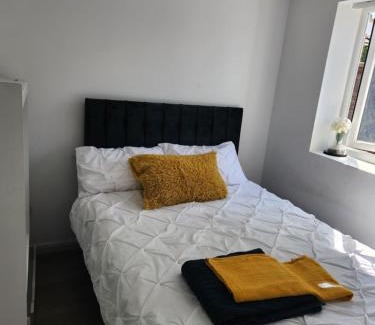 Thamesmead House | lakeside lodge