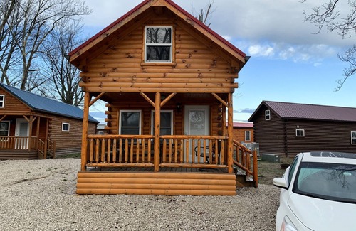 Ashtabula Cabin | Lakeside Lodge In Between Geneva-on-the-Lake and the Historic Ashtabula Harbor