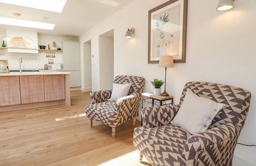 Pattingham Cottage | LAKESIDE LODGE, pet friendly, with hot tub in Pattingham