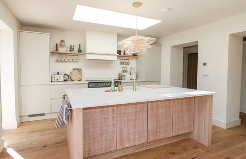 Pattingham Cottage | LAKESIDE LODGE, pet friendly, with hot tub in Pattingham