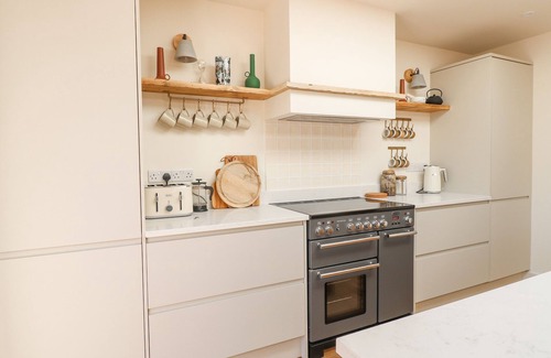 Pattingham Cottage | LAKESIDE LODGE, pet friendly, with hot tub in Pattingham