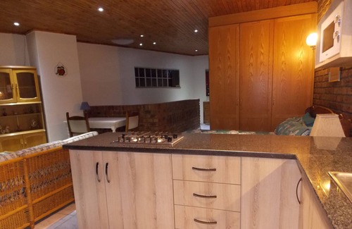 Brakpan House | LAKESIDE LODGE SPACIOUS APARTMENT WITH ACCESS & VIEWS OF A PARK & DAM