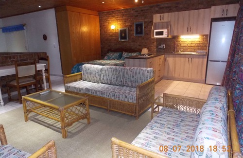 Brakpan House | LAKESIDE LODGE SPACIOUS APARTMENT WITH ACCESS & VIEWS OF A PARK & DAM