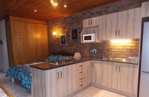 Brakpan House | LAKESIDE LODGE SPACIOUS APARTMENT WITH ACCESS & VIEWS OF A PARK & DAM
