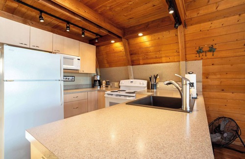 Clarksville House | Lakeside Loft – A Cozy Hayden Lake Cabin with Dock