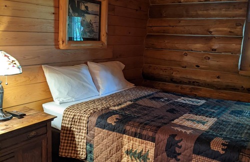 Cornell Cabin | Lakeside Log Cabin in NW Wisconsin