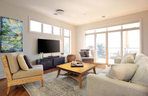 Westbank Apartment | Lakeside Luxe Haven