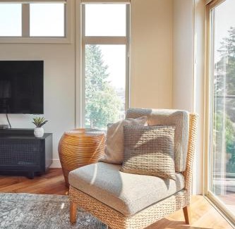 Westbank Apartment | Lakeside Luxe Haven