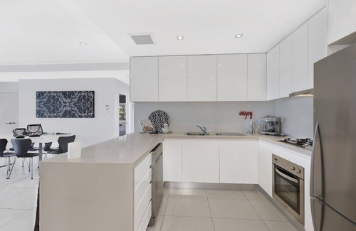 The Entrance Apartment | Lakeside Luxury - 2 Level Penthouse Apartment with Expansive Rooftop Terrace