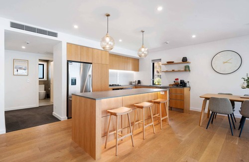 Wanaka Apartment | Lakeside Luxury 2 Bedroom