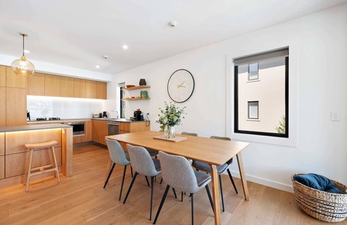 Wanaka Apartment | Lakeside Luxury 2 Bedroom