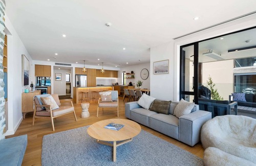 Wanaka Apartment | Lakeside Luxury 3 Bedroom