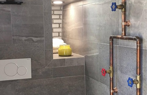 Paso Robles House | Lakeside Luxury One-of-a-Kind Fat Barrel