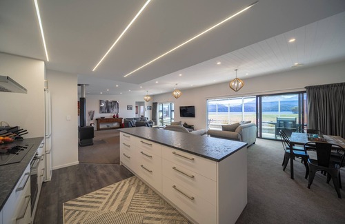 Te Anau House | Lakeside Luxury – Spacious 4BR Retreat Across from the Lake with Stunning Views