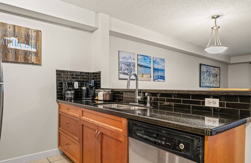 East Kootenay Apartment | Lakeside Memories | Pool | Hot Tub | Central