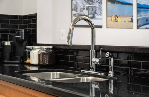 East Kootenay Apartment | Lakeside Memories | Pool | Hot Tub | Central