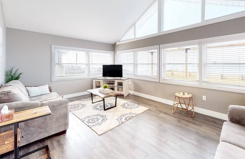 Amherstburg Cottage | Lakeside | Modern cottage in Harrow with firepit, beach access, boat dock