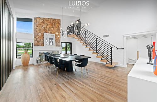Country Club House | Lakeside Oasis Pool Sauna and Golf in Miami L40