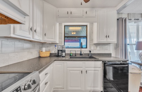 Blue Mountain House | Lakeside Paradise: 4BR Retreat on Neely Henry Lake by RedAwning
