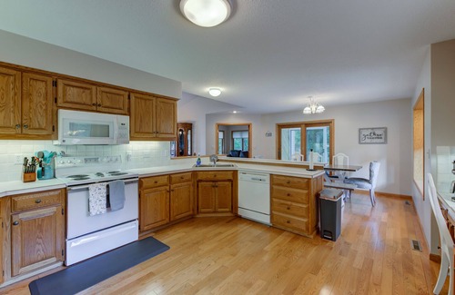 Battle Lake House | LAKESIDE PARADISE:6BR/12 Bed/3.5bath/Games/Swim/Bonfire/Arcade-Battle Lake 5min