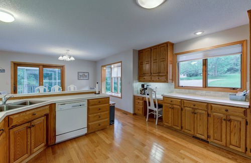 Battle Lake House | LAKESIDE PARADISE:6BR/12 Bed/3.5bath/Games/Swim/Bonfire/Arcade-Battle Lake 5min