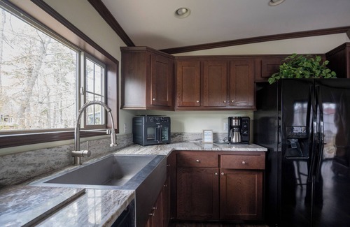 Galloway House | Lakeside Paradise birds serenade tranquility warm fireplace pet &family friendly