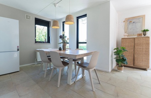 Ewijk Villa | Lakeside Paradise: Cozy Cottage with Hot Tub
