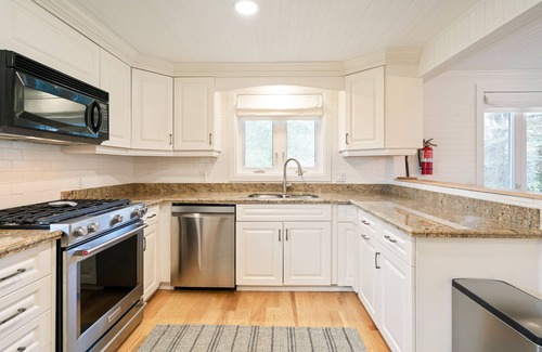 Waverly Beach House | Lakeside Paradise - Private beach - Sleeps 8 - 2.5 baths