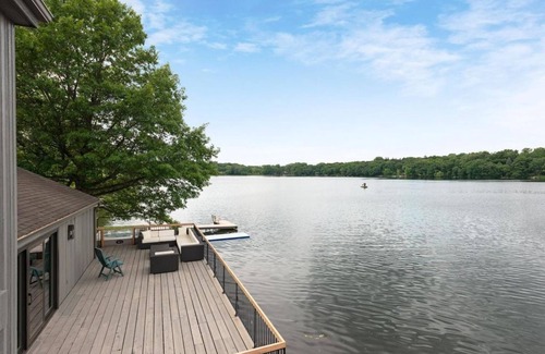 Roseville House | Lakeside Paradise: Your Serene Escape Awaits!