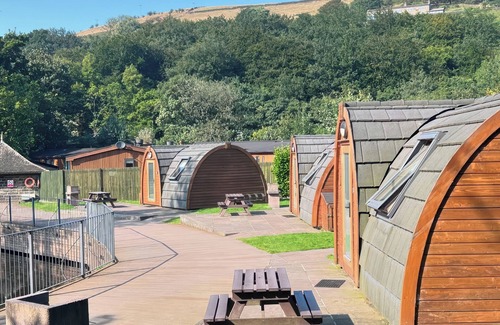 Saddleworth Cottage | LAKESIDE PODS - PETS WELCOME, pet friendly in Greenfield