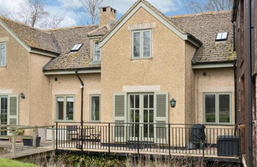 Somerford Keynes House | Lakeside property with spa access on a nature reserve Keynes Cottage MV20