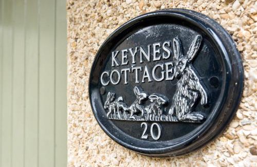 Somerford Keynes House | Lakeside property with spa access on a nature reserve Keynes Cottage MV20