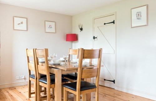 Somerford Keynes House | Lakeside property with spa access on a nature reserve Keynes Cottage MV20