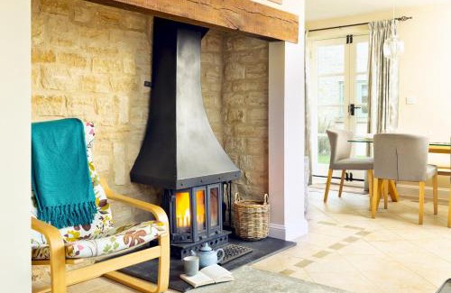 Cirencester House | Lakeside property with spa access on a nature reserve Misty Lodge MV69