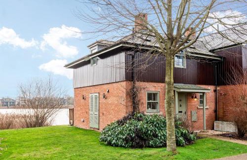 Cirencester House | Lakeside property with spa access on a nature reserve Misty Lodge MV69