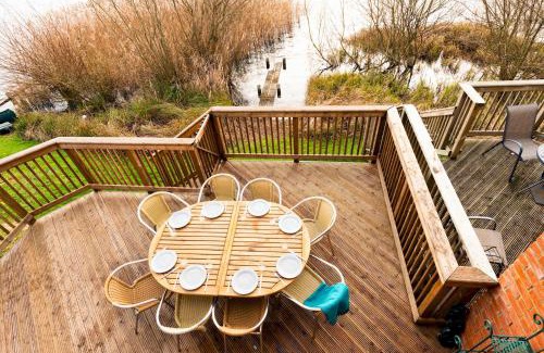Cirencester House | Lakeside property with spa access on a nature reserve Misty Lodge MV69