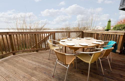 Cirencester House | Lakeside property with spa access on a nature reserve Misty Lodge MV69