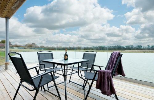 Holworth House | Lakeside property with spa access on a nature reserve Driftwood BV09