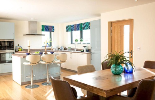 Holworth House | Lakeside property with spa access on a nature reserve Rainbows BV17