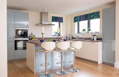 Holworth House | Lakeside property with spa access on a nature reserve Rainbows BV17