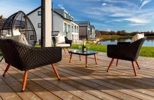 Holworth House | Lakeside property with spa access on a nature reserve Sandpiper BV13