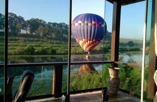 Aguas de Sao Pedro House | Lakeside retreat with stunning views and close to Thermas Water Park