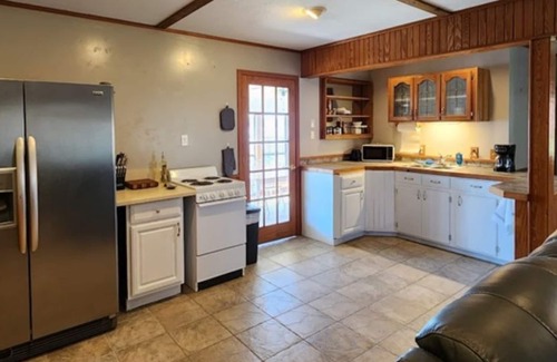 Hemphill Apartment | Lakeside Retreat! 10 Mins from Hemphill Town Square.