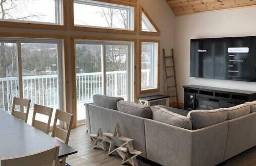 North Frontenac Cottage | Lakeside Retreat