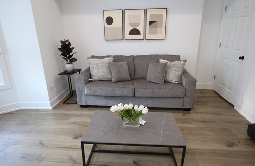 North Kenwood Condo | Lakeside Retreat: Charming Greystone Near Downtown