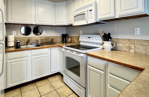Chelan Condo | Lakeside Retreat: Cozy Condo, Steps to Lake Chelan, Free WiFi