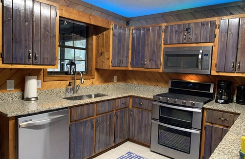 Ellijay Cabin | Lakeside Retreat: Explore 35 Acres and Private Lake! Hot tub Adjoining home for6