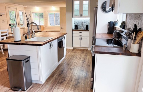 Highlands East Cottage | Lakeside retreat in Highlands East: A 4-season getaway with hot tub