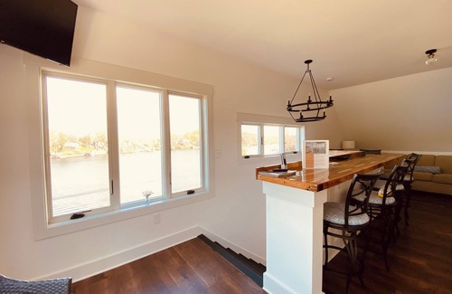 Goodview Cottage | Lakeside Retreat in Goodview with Dock, Hot Tub, and Views!